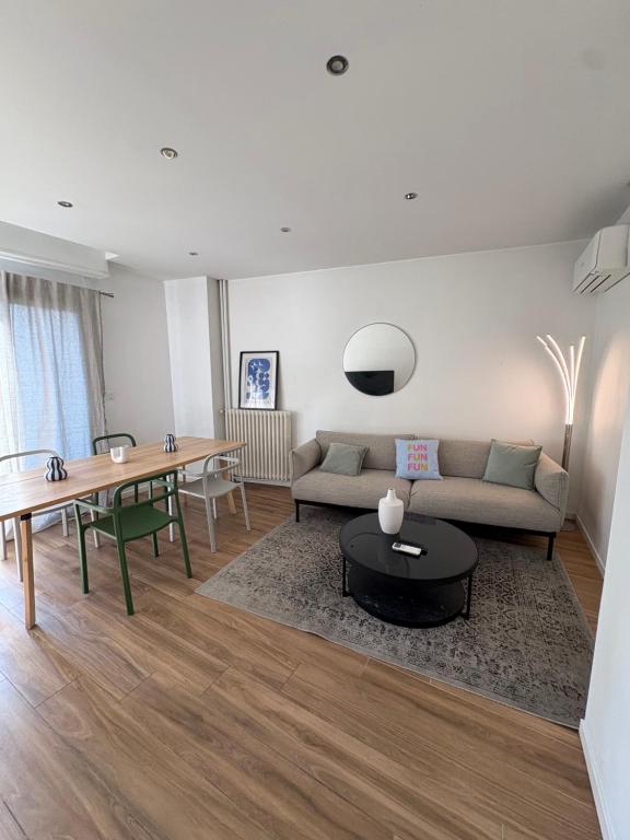 un salon avec un canapé et une table dans l'établissement Appartement 2 chambres proche plage, à Marseille