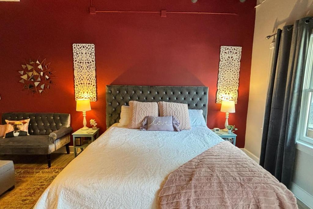 Ένα ή περισσότερα κρεβάτια σε δωμάτιο στο Eureka on Main Velvet Suite 102
