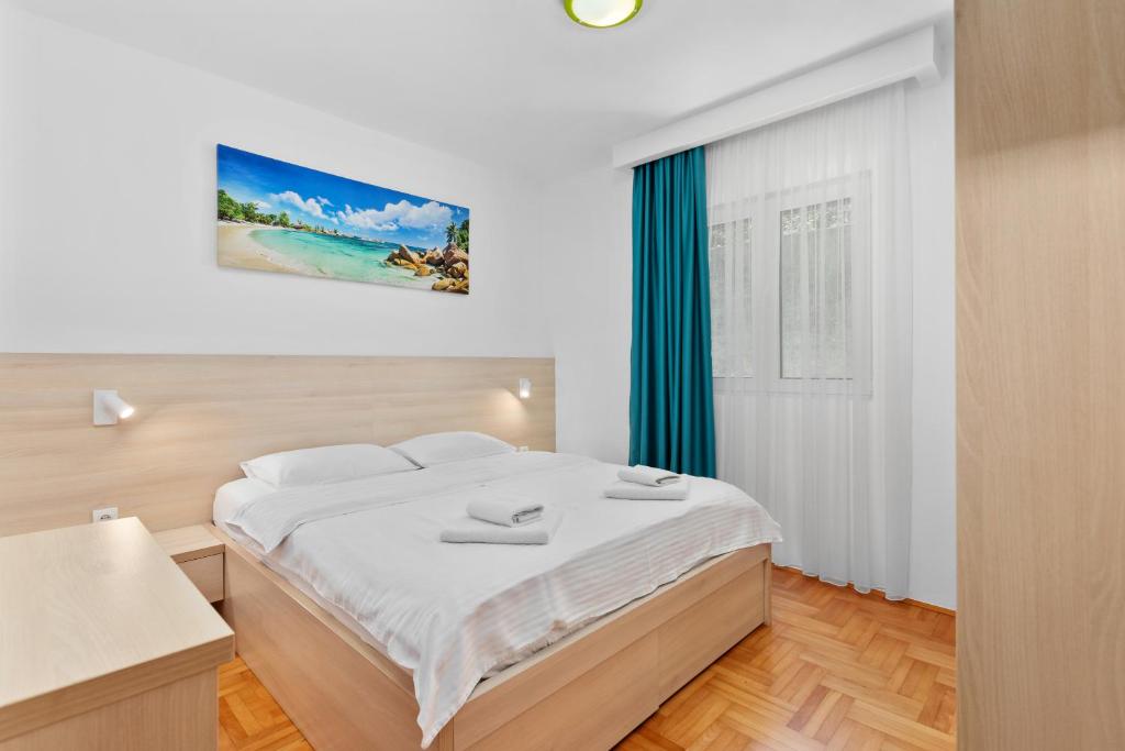 Łóżko lub łóżka w pokoju w obiekcie Apartments Dončić