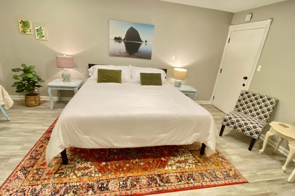 Ένα ή περισσότερα κρεβάτια σε δωμάτιο στο Main St. Eureka Suite 202