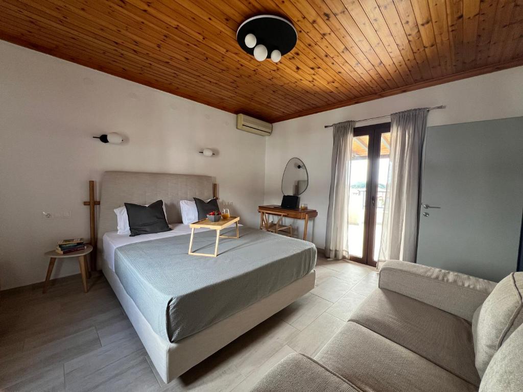 Postel nebo postele na pokoji v ubytování Central Guest House Skiathos