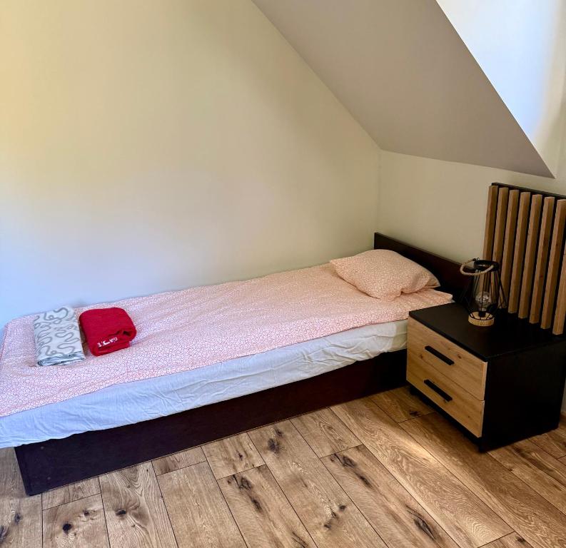 Łóżko lub łóżka w pokoju w obiekcie Domek Chańcza