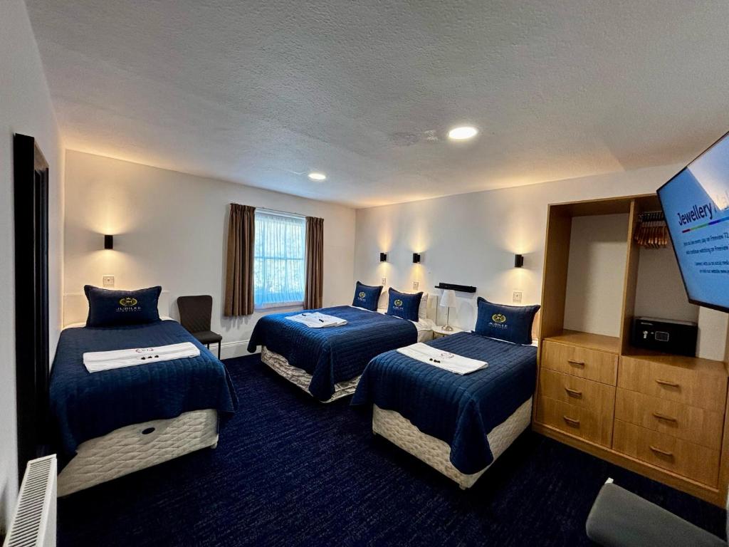 
Family Room (2 Adults + 2 Children)
