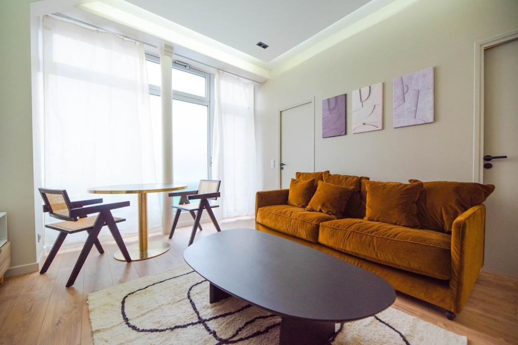 un salon avec un canapé et une table dans l'établissement Elegant 1BR - Beaugrenelle - Javel, à Paris