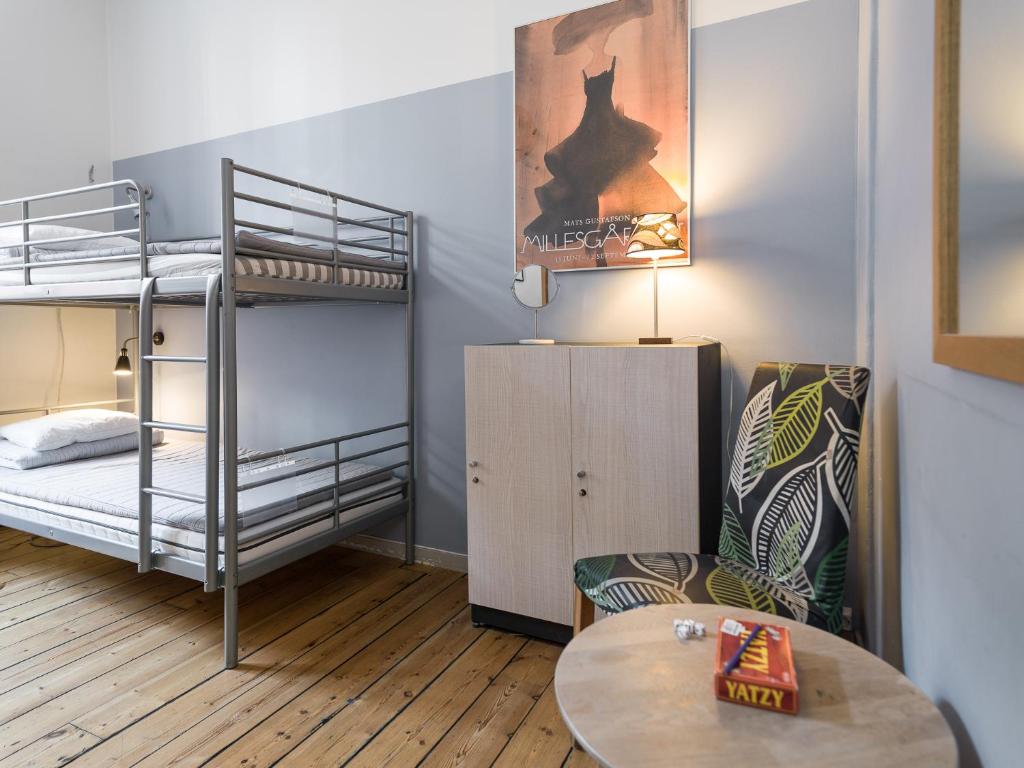 Castanea Old Town Hostel - Lit Dans Une Chambre Dortoir Mixte De 6 Lits - Vue Sur Une Rue Calme