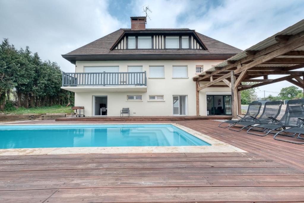 une maison avec une piscine sur une terrasse en bois dans l'établissement Maison Zen 2, à Équemauville