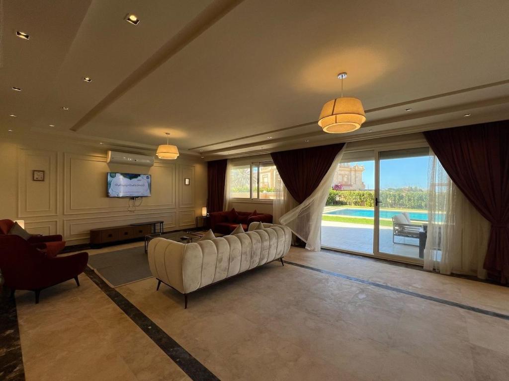 Μια τηλεόραση ή/και κέντρο ψυχαγωγίας στο Cool Large Chalet in Marina 5, North Coast - 7 Br