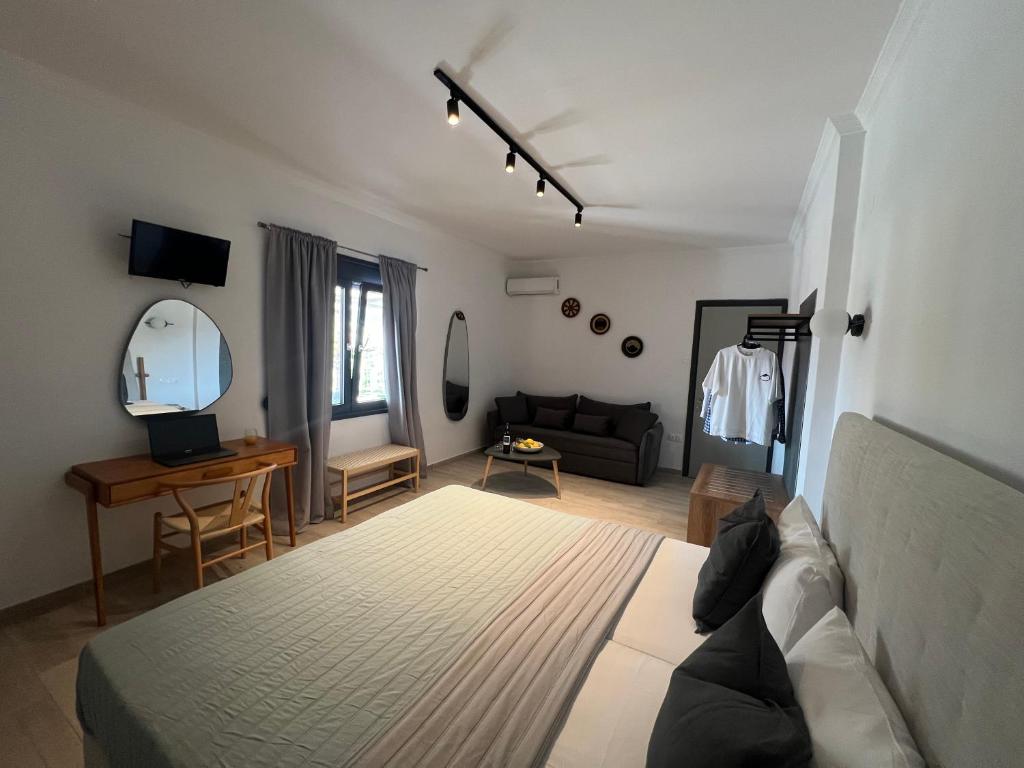 Postel nebo postele na pokoji v ubytování Central Guest House Skiathos