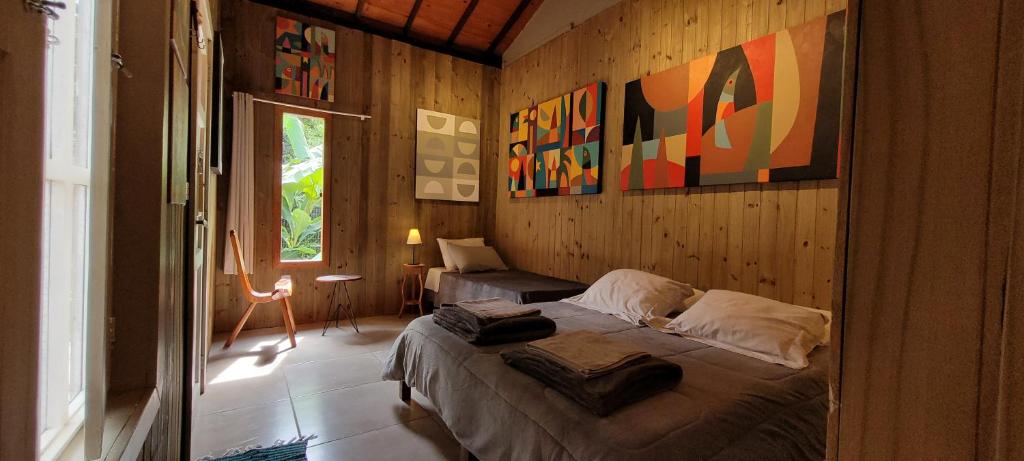 Schlafzimmer mit einem Bett und einem Fenster in der Unterkunft Casa Cor Tiradentes in Tiradentes