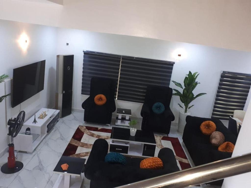 TV a/nebo společenská místnost v ubytování 4 bedroom semi-detached in ikate