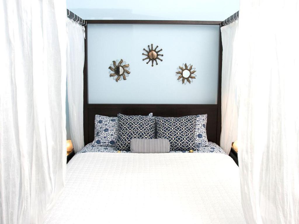 Giường trong phòng chung tại Pixie Hollow by Funtierland Vacation Rentals