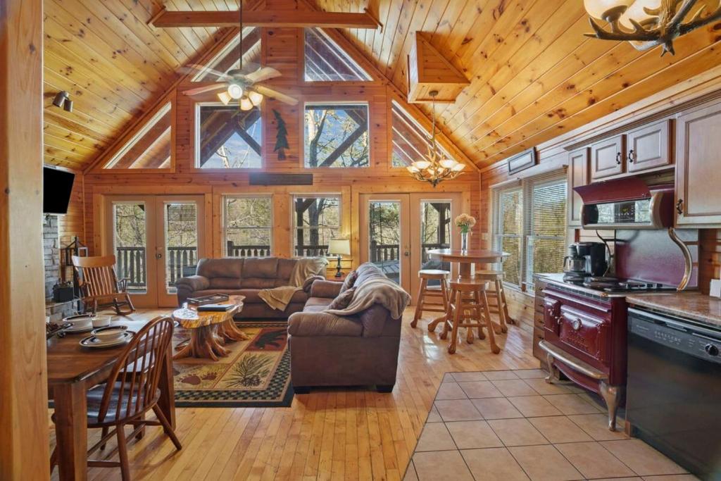 Χώρος καθιστικού στο Stunning Mountain Cabin w Hot tub