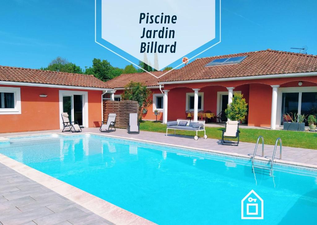 une piscine devant une villa dans l'établissement Villa la Palmeraie, à Saint-Martin-de-Seignanx