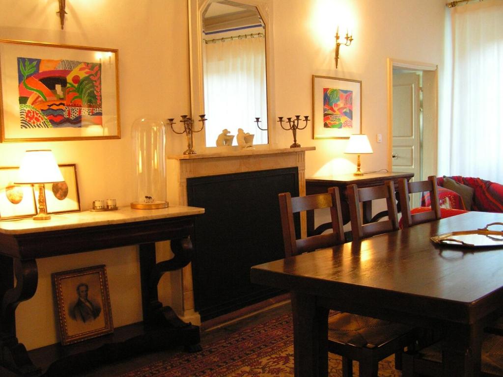 un salon avec une table et une cheminée dans l'établissement Maison de caractère spacieuse et confortable, grand jardin , superbes vues, à Castello-di-Rostino