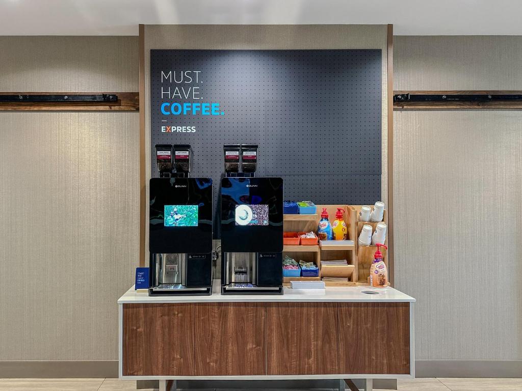 Příslušenství pro přípravu čaje a kávy v ubytování Holiday Inn Express Vancouver North by IHG