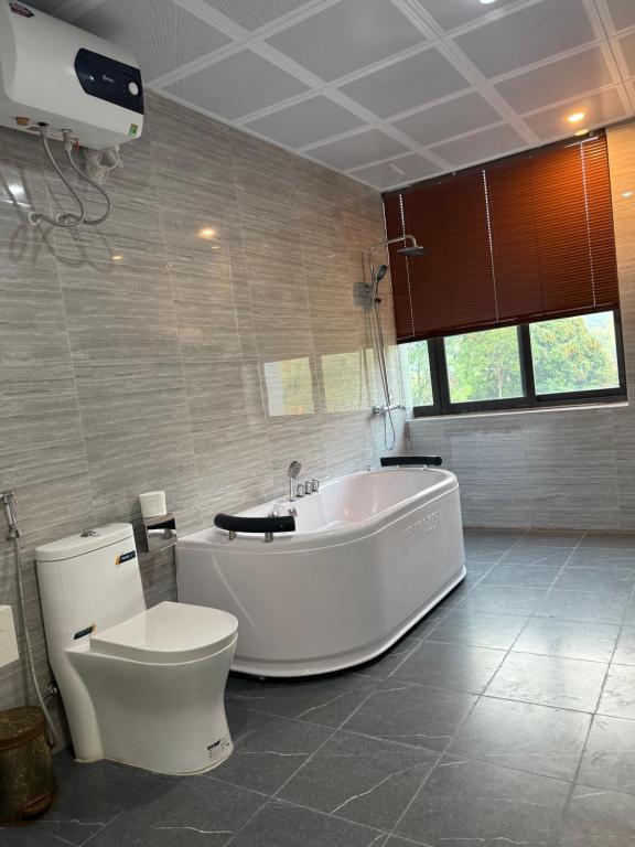 Phòng tắm tại Lotus Premium Lodge - Lotus Group Tours
