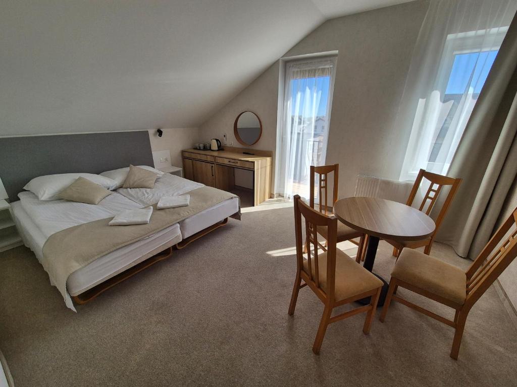 Wojciech-pokoje PREMIUM-śniadania bufet-2 sale zabaw-możliwość wyżywienia - Family Studio