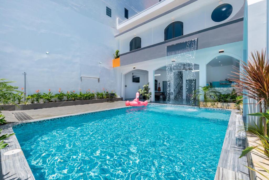a swimming pool in front of a house at Villa 17A1 Hồ Quý Ly,Gồm 5 phòng ngủ,Hồ bơi 45m2 in Vung Tau
