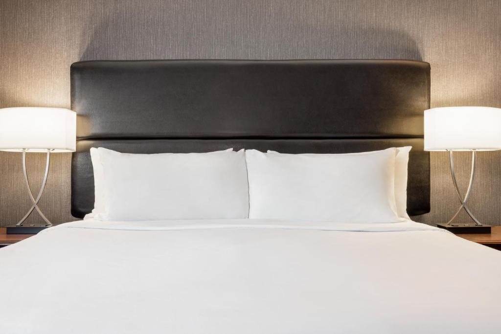 Postel nebo postele na pokoji v ubytování Best Western Plus City Centre Centre-Ville