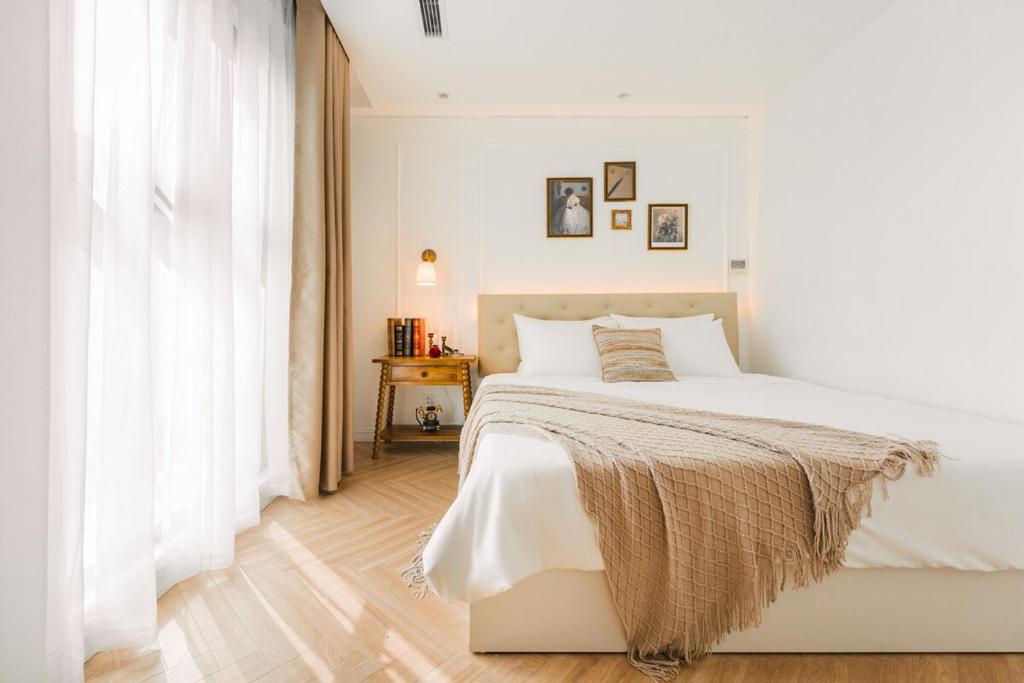 Ένα ή περισσότερα κρεβάτια σε δωμάτιο στο Tplace Apartel w Lift near HoanKiem Lake