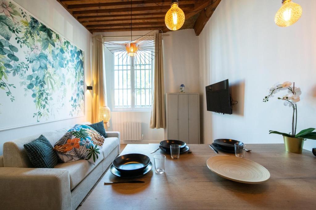 un salon avec un canapé et une table dans l'établissement Lassagne - 2, à Lyon