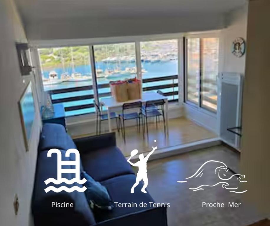 un salon avec un canapé bleu avec un pochoir de danseuse dans l'établissement Appartement avec superbe vue mer pour 4 personnes, au Cap d'Agde