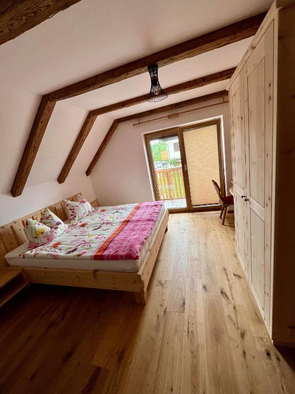 Postel nebo postele na pokoji v ubytování Rooms Dreisiebner at the Heart