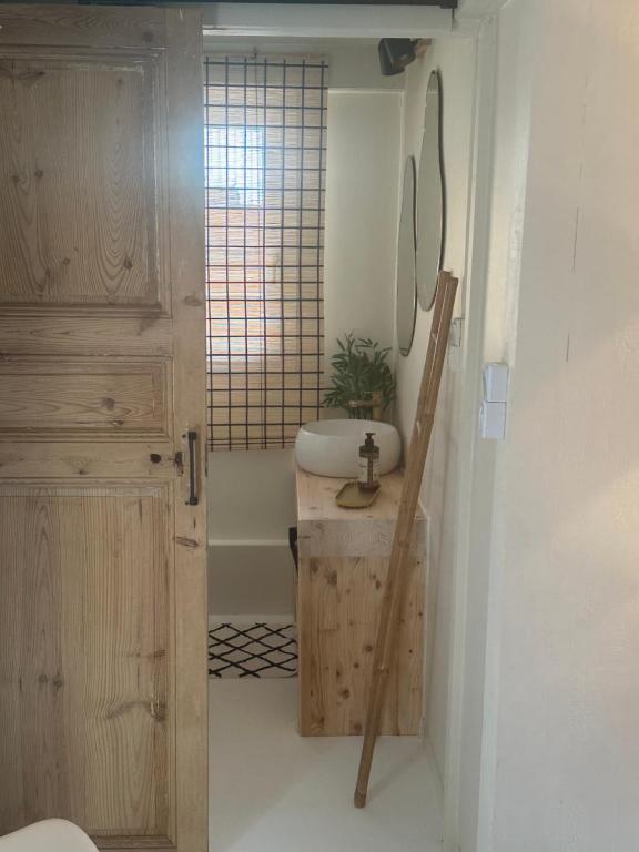 une salle de bain avec un lavabo et une baignoire dans l'établissement Chalet bord de mer, à Gruissan