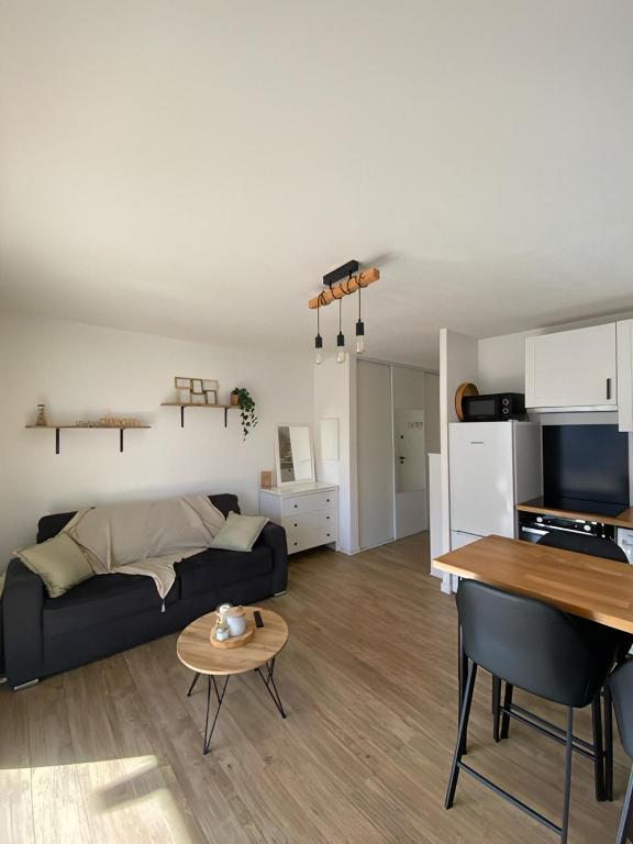 un salon avec un canapé et une table dans l'établissement Studio cosy proche de la mer, à Nice