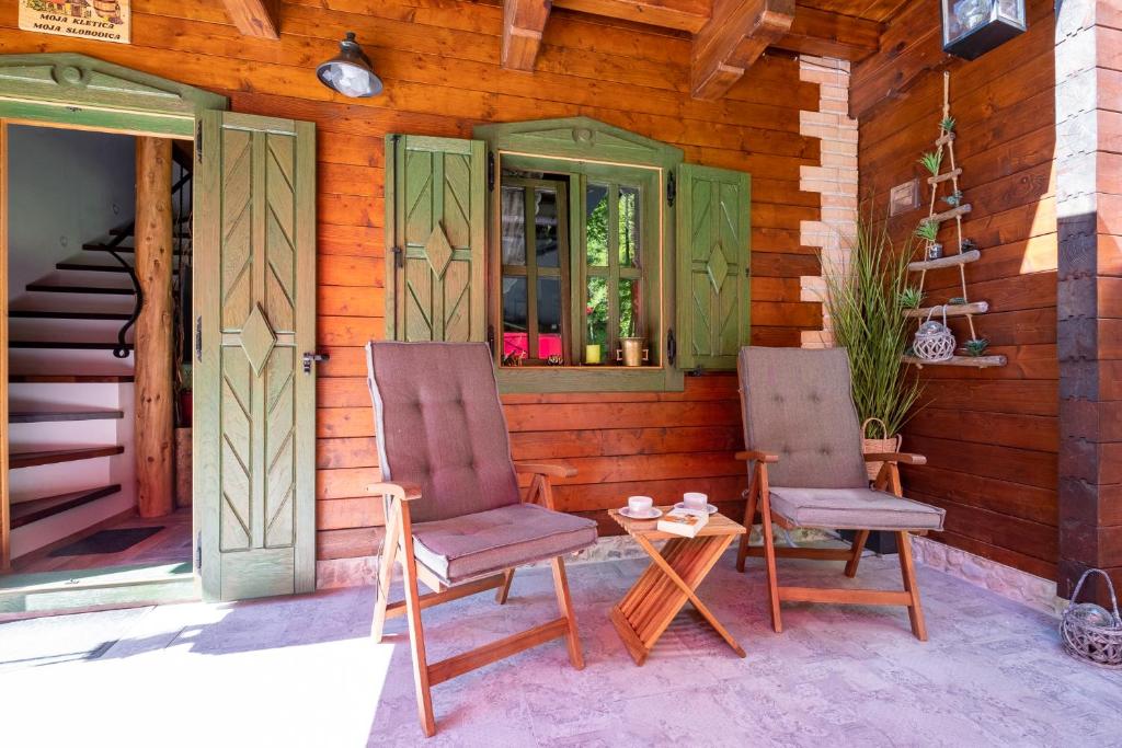 Balkón alebo terasa v ubytovaní Kuća za odmor uz rijeku Slapnica, u Parku prirode Žumberak, finska sauna i jacuzzi