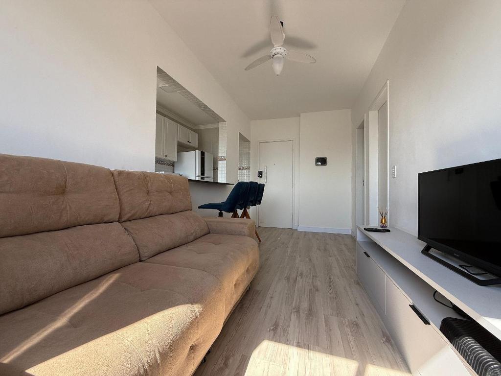 TV a/nebo společenská místnost v ubytování Apê Tupi c/ Wi-Fi e vaga a 600m da praia!