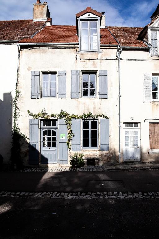 Maison blanche avec portes et fenêtres blanches dans l'établissement Maison de la fontaine, à Flavigny-sur-Ozerain
