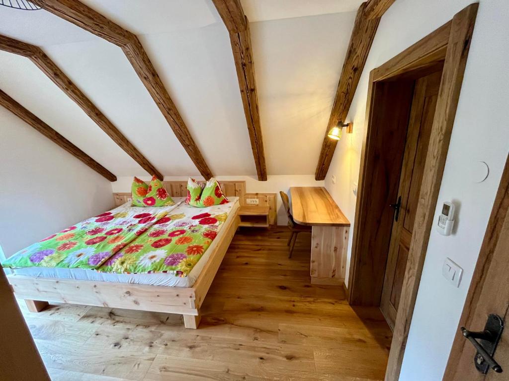 Postel nebo postele na pokoji v ubytování Rooms Dreisiebner at the Heart