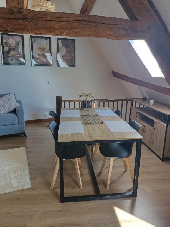 une salle à manger avec une table et des chaises dans l'établissement hebergement centre ville Chateauneuf-en-thymerais, à Châteauneuf-en-Thymerais