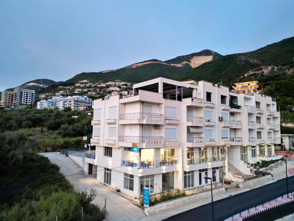 Nespecifikovaný výhled na hory nebo výhled na hory při pohledu z hotelu