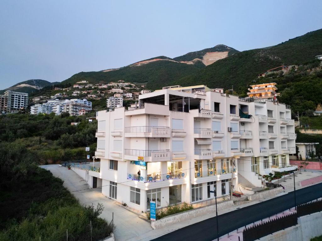 Nespecifikovaný výhled na hory nebo výhled na hory při pohledu z hotelu