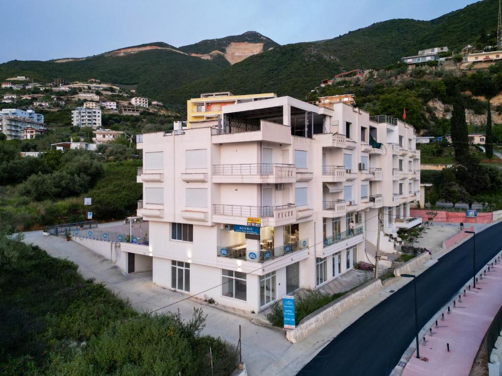 Nespecifikovaný výhled na hory nebo výhled na hory při pohledu z hotelu