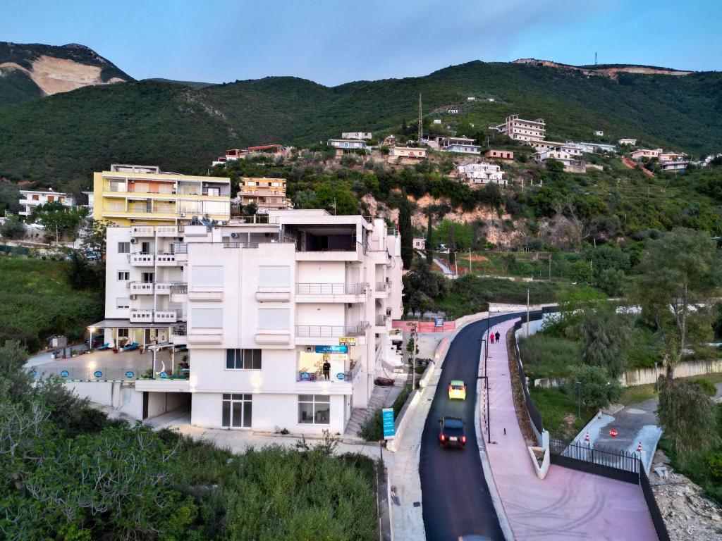 Nespecifikovaný výhled na hory nebo výhled na hory při pohledu z hotelu