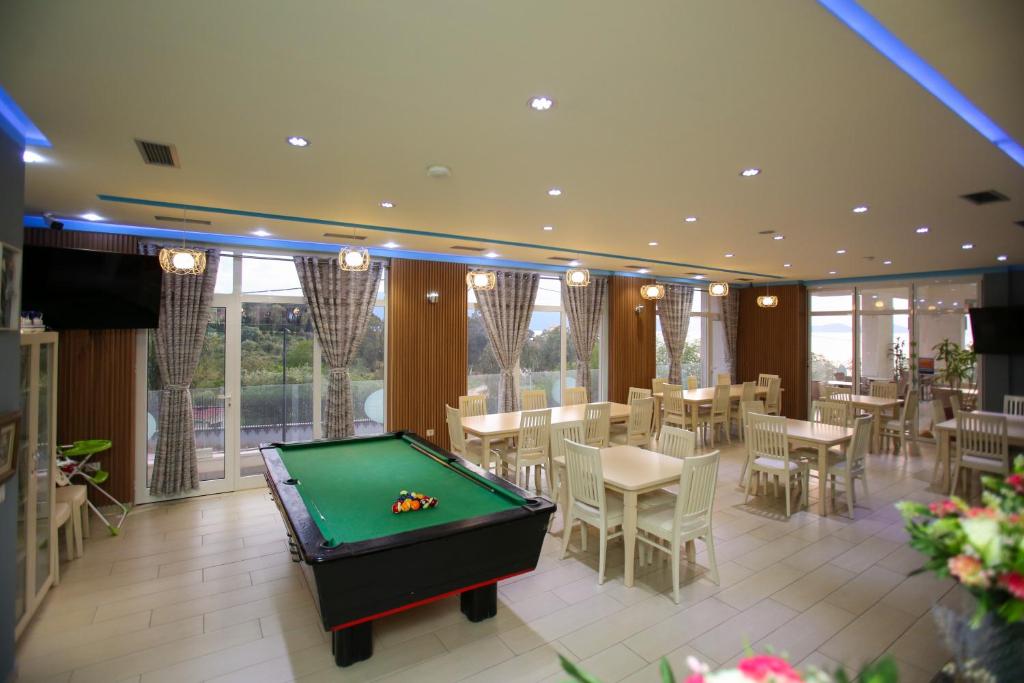 Biliár nebo kulečník v ubytování Aqua Blue Hotel