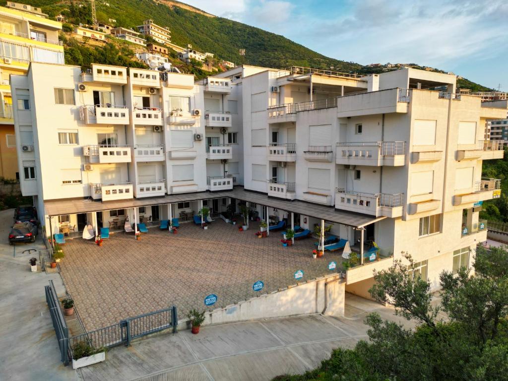 Nespecifikovaný výhled na hory nebo výhled na hory při pohledu z hotelu