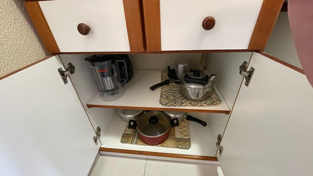 Příslušenství pro přípravu čaje a kávy v ubytování Aquarius Flat Studios