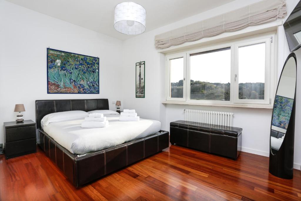 um quarto com uma cama e uma grande janela em St. Peter Terrace Apartment em Roma