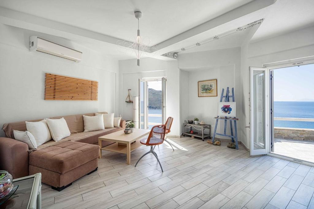 Χώρος καθιστικού στο Seaside Bliss 1, Ganema Serifos