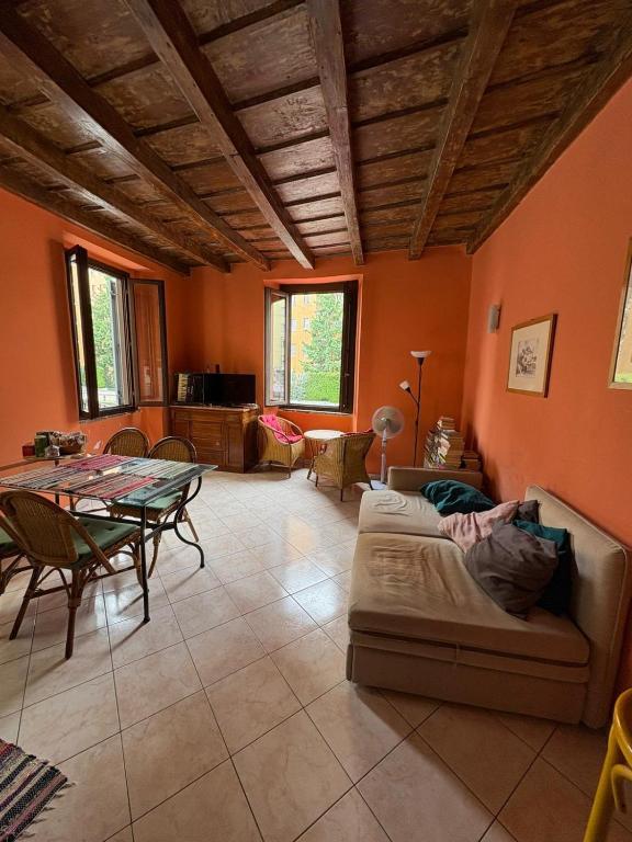 a living room with a couch and a table at Casa accogliente sul naviglio in Milan