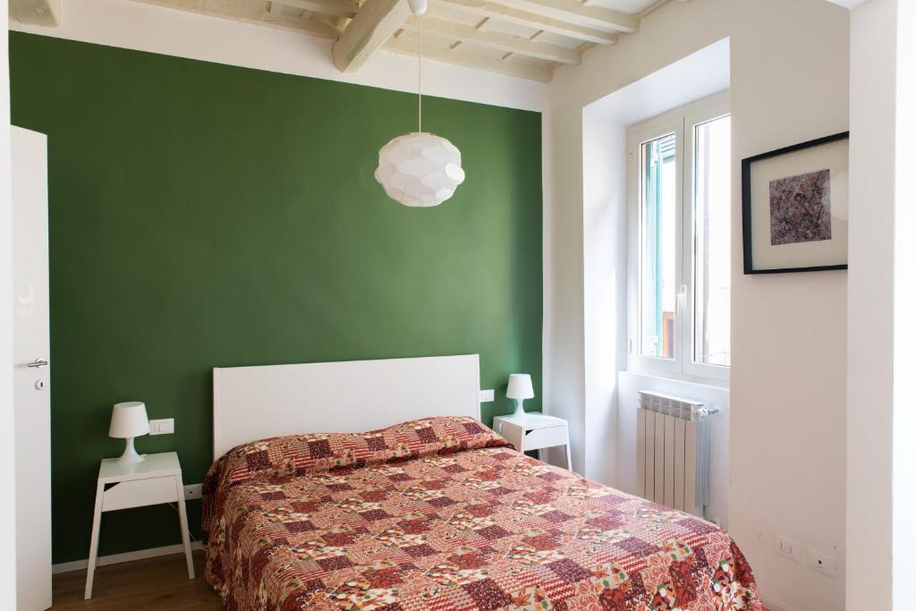 フィレンツェにあるMosca - Piazza Signoriaの緑の壁、ベッド付きのベッドルーム1室