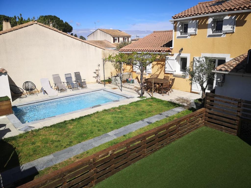 une piscine dans l'arrière-cour d'une maison dans l'établissement Belle maison familiale avec piscine, city stade, et nombreuses activités, à Cournonterral