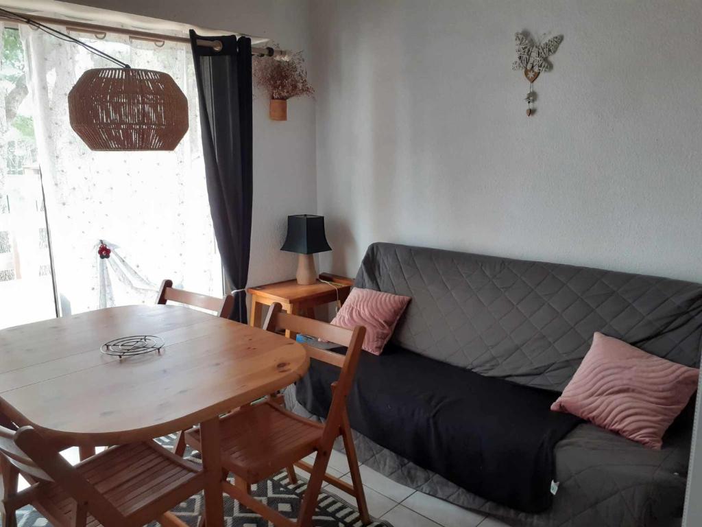 un salon avec un canapé et une table dans l'établissement ipanema 006 le Capanna, au Cap d'Agde