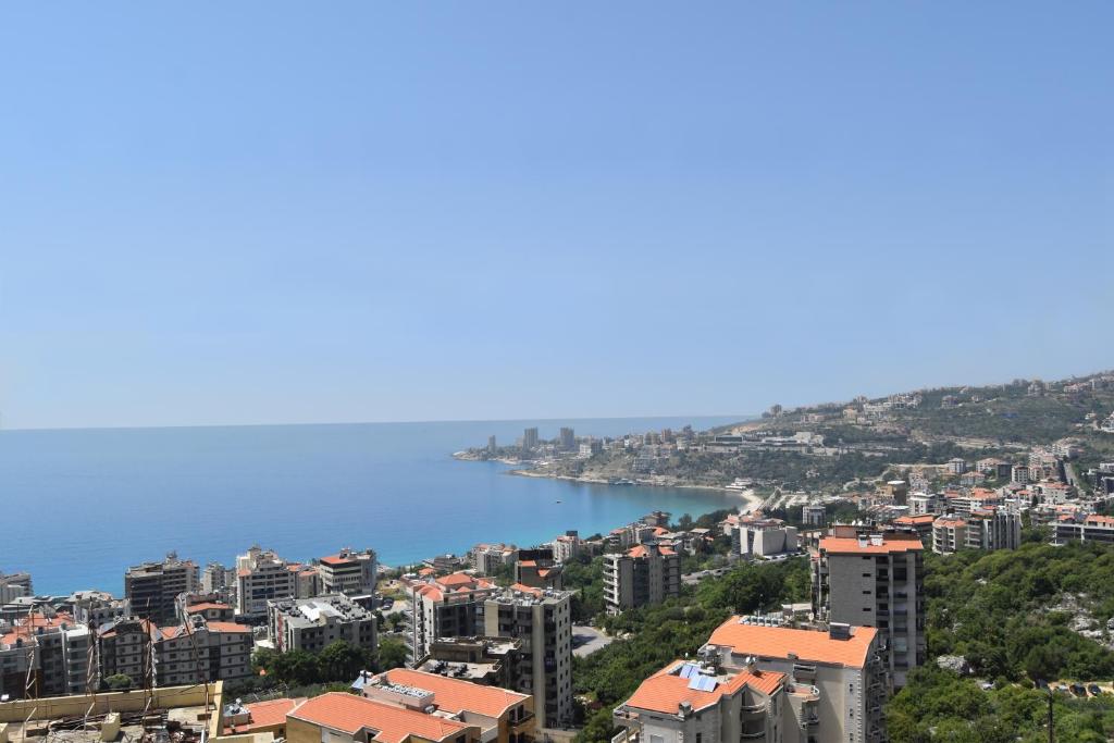 een uitzicht op een stad en een waterlichaam bij Marbella Hotel in Jounieh
