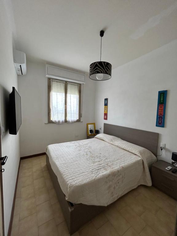 Un dormitorio con una cama grande y un televisor. en Casa Alba in Silvi Marina, en Silvi Marina