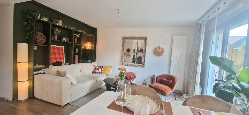 un salon avec un canapé et une table dans l'établissement Maison cosy proche du centre-ville, à Vannes